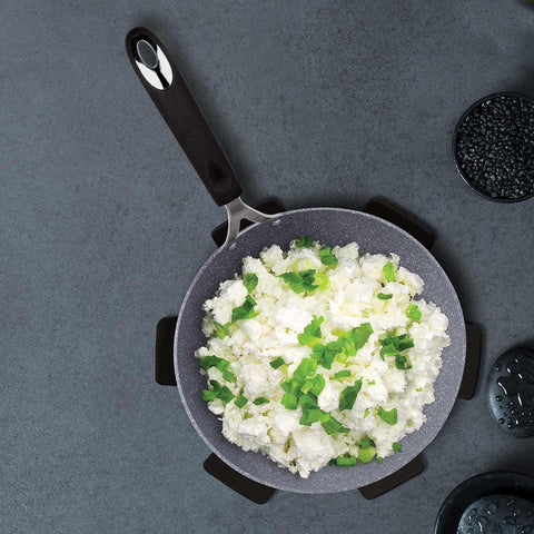 BH/1146N,Sartén 24cm,Gris,Sartén 24 cm,Sartén,Utensilios de cocina,Cocina,pans,frying pan, Imagen tipo estilo de vida: detalles y funciones.