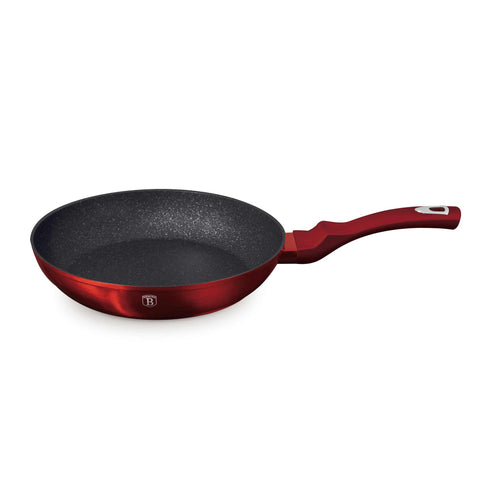 Imatge del producte de la paella de 28 cm. Forma part de la Metallic Line Burgundy Edition. Característiques: • Material: alumini forjat • Paella de Ø28*5,2 cm 2,4L • Color: bordeus metàl·lic DISSENY REGISTRAT DE BERLINGER HAUS!. (Vista de l'estudi). Producte oficial de Berlinger, impulsat per Promintra sl.