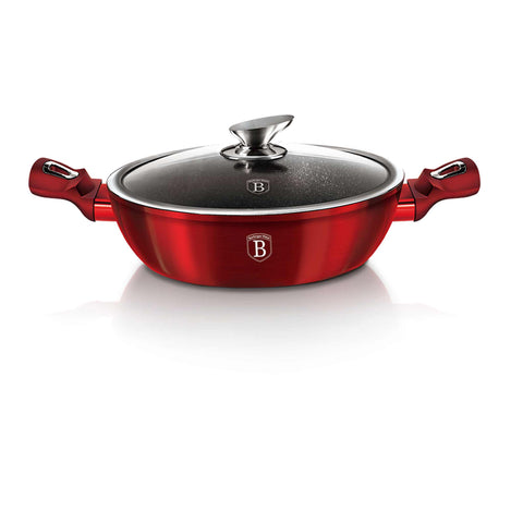 Imatge del producte de l'olla baixa amb tapa de 24 cm. Forma part de l'edició Metallic Line Burgundy. Característiques: • Material: alumini forjat • Olla baixa amb tapa Ø24*6,5 cm 2,3L • Color: bordeus metàl·lic DISSENY REGISTRAT DE BERLINGER HAUS!. (Vista de l'estudi). Producte oficial de Berlinger, impulsat per Promintra sl.