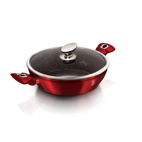 Imatge del producte de l'olla baixa amb tapa de 24 cm. Forma part de l'edició Metallic Line Burgundy. Característiques: • Material: alumini forjat • Olla baixa amb tapa Ø24*6,5 cm 2,3L • Color: bordeus metàl·lic DISSENY REGISTRAT DE BERLINGER HAUS!. (Vista de l'estudi). Producte oficial de Berlinger, impulsat per Promintra sl.