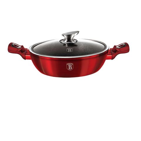 Imatge del producte de l'olla baixa amb tapa de 24 cm. Forma part de l'edició Metallic Line Burgundy. Característiques: • Material: alumini forjat • Olla baixa amb tapa Ø24*6,5 cm 2,3L • Color: bordeus metàl·lic DISSENY REGISTRAT DE BERLINGER HAUS!. (Vista de l'estudi). Producte oficial de Berlinger, impulsat per Promintra sl.