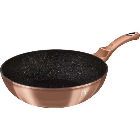 Imatge del producte Wok de 28 cm. Forma part de la Metallic Line Rose Gold Edition. Característiques: • Material: alumini forjat • Wok Ø28*7,4 cm 3,2L • Color: or rosa metàl·lic DISSENY REGISTRAT DE BERLINGER HAUS!. (Vista d'estudi). Producte oficial de Berlinger, impulsat per Promintra sl.