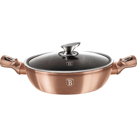 Imatge del producte de l'olla baixa amb tapa de 28 cm. Forma part de la Metallic Line Rose Gold Edition. Característiques: • Material: alumini forjat • Olla baixa amb tapa de Ø28*7,5 cm 3,8L • Color: or rosa metàl·lic DISSENY REGISTRAT DE BERLINGER HAUS!. (Vista de l'estudi). Producte oficial de Berlinger, impulsat per Promintra sl.