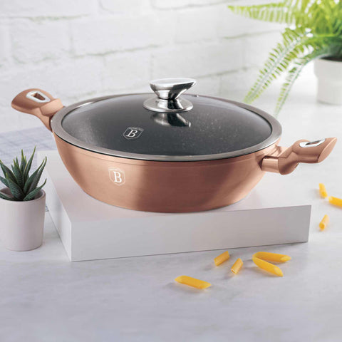 Imatge del producte de l'olla baixa amb tapa de 28 cm. Forma part de la Metallic Line Rose Gold Edition. Característiques: • Material: alumini forjat • Olla baixa amb tapa de Ø28*7,5 cm 3,8L • Color: or rosa metàl·lic DISSENY REGISTRAT DE BERLINGER HAUS!. (Vista de l'estudi). Producte oficial de Berlinger, impulsat per Promintra sl.