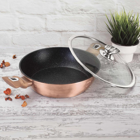 Imatge del producte de l'olla baixa amb tapa de 28 cm. Forma part de la Metallic Line Rose Gold Edition. Característiques: • Material: alumini forjat • Olla baixa amb tapa de Ø28*7,5 cm 3,8L • Color: or rosa metàl·lic DISSENY REGISTRAT DE BERLINGER HAUS!. (Vista de l'estudi). Producte oficial de Berlinger, impulsat per Promintra sl.