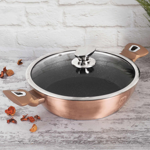 Imatge del producte de l'olla baixa amb tapa de 28 cm. Forma part de la Metallic Line Rose Gold Edition. Característiques: • Material: alumini forjat • Olla baixa amb tapa de Ø28*7,5 cm 3,8L • Color: or rosa metàl·lic DISSENY REGISTRAT DE BERLINGER HAUS!. (Vista de l'estudi). Producte oficial de Berlinger, impulsat per Promintra sl.