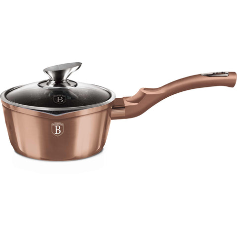 Imatge del producte de Salze pa amb tapa de 16 cm. Forma part de la Metallic Line Rose Gold Edition. Característiques: • Material: alumini forjat • Salze pa amb tapa Ø16*7,5 cm 1,2L • Color: or rosa metàl·lic DISSENY REGISTRAT DE BERLINGER HAUS!. (Vista d'estudi). Producte oficial de Berlinger, impulsat per Promintra sl.