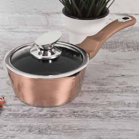 Imatge del producte de Salze pa amb tapa de 16 cm. Forma part de la Metallic Line Rose Gold Edition. Característiques: • Material: alumini forjat • Salze pa amb tapa Ø16*7,5 cm 1,2L • Color: or rosa metàl·lic DISSENY REGISTRAT DE BERLINGER HAUS!. (Vista d'estudi). Producte oficial de Berlinger, impulsat per Promintra sl.