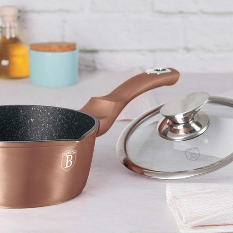 Imatge del producte de Salze pa amb tapa de 16 cm. Forma part de la Metallic Line Rose Gold Edition. Característiques: • Material: alumini forjat • Salze pa amb tapa Ø16*7,5 cm 1,2L • Color: or rosa metàl·lic DISSENY REGISTRAT DE BERLINGER HAUS!. (Vista d'estudi). Producte oficial de Berlinger, impulsat per Promintra sl.