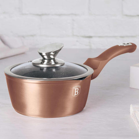 Imatge del producte de Salze pa amb tapa de 16 cm. Forma part de la Metallic Line Rose Gold Edition. Característiques: • Material: alumini forjat • Salze pa amb tapa Ø16*7,5 cm 1,2L • Color: or rosa metàl·lic DISSENY REGISTRAT DE BERLINGER HAUS!. (Vista d'estudi). Producte oficial de Berlinger, impulsat per Promintra sl.