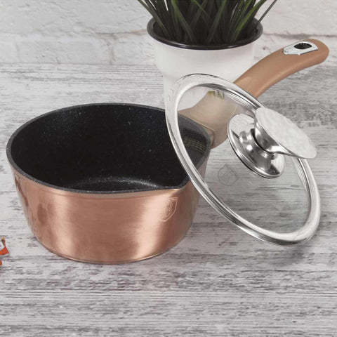 Imatge del producte de Salze pa amb tapa de 16 cm. Forma part de la Metallic Line Rose Gold Edition. Característiques: • Material: alumini forjat • Salze pa amb tapa Ø16*7,5 cm 1,2L • Color: or rosa metàl·lic DISSENY REGISTRAT DE BERLINGER HAUS!. (Vista d'estudi). Producte oficial de Berlinger, impulsat per Promintra sl.