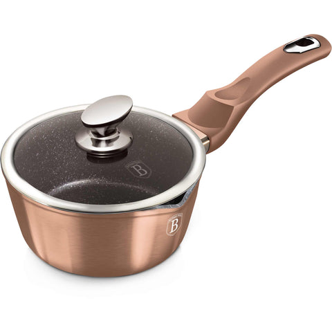 Imatge del producte de Salze pa amb tapa de 16 cm. Forma part de la Metallic Line Rose Gold Edition. Característiques: • Material: alumini forjat • Salze pa amb tapa Ø16*7,5 cm 1,2L • Color: or rosa metàl·lic DISSENY REGISTRAT DE BERLINGER HAUS!. (Vista d'estudi). Producte oficial de Berlinger, impulsat per Promintra sl.