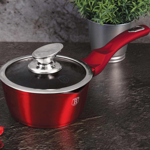Imatge del producte de Salze pa amb tapa de 16 cm. Forma part de l'edició Metallic Line Burgundy. Característiques: • Material: alumini forjat • Salze pa amb tapa Ø16*7,5 cm 1,2L • Color: bordeus metàl·lic DISSENY REGISTRAT DE BERLINGER HAUS!. (Vista de l'estudi). Producte oficial de Berlinger, impulsat per Promintra sl.