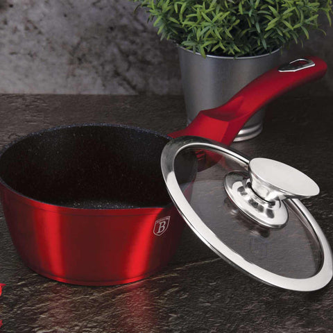 Imatge del producte de Salze pa amb tapa de 16 cm. Forma part de l'edició Metallic Line Burgundy. Característiques: • Material: alumini forjat • Salze pa amb tapa Ø16*7,5 cm 1,2L • Color: bordeus metàl·lic DISSENY REGISTRAT DE BERLINGER HAUS!. (Vista de l'estudi). Producte oficial de Berlinger, impulsat per Promintra sl.