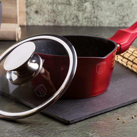 Imatge del producte de Salze pa amb tapa de 16 cm. Forma part de l'edició Metallic Line Burgundy. Característiques: • Material: alumini forjat • Salze pa amb tapa Ø16*7,5 cm 1,2L • Color: bordeus metàl·lic DISSENY REGISTRAT DE BERLINGER HAUS!. (Vista de l'estudi). Producte oficial de Berlinger, impulsat per Promintra sl.