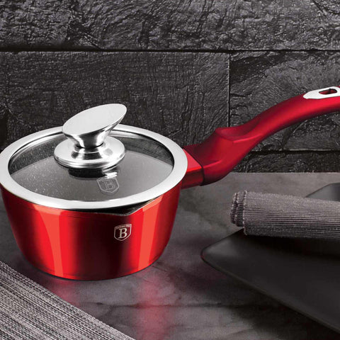 Imatge del producte de Salze pa amb tapa de 16 cm. Forma part de l'edició Metallic Line Burgundy. Característiques: • Material: alumini forjat • Salze pa amb tapa Ø16*7,5 cm 1,2L • Color: bordeus metàl·lic DISSENY REGISTRAT DE BERLINGER HAUS!. (Vista de l'estudi). Producte oficial de Berlinger, impulsat per Promintra sl.