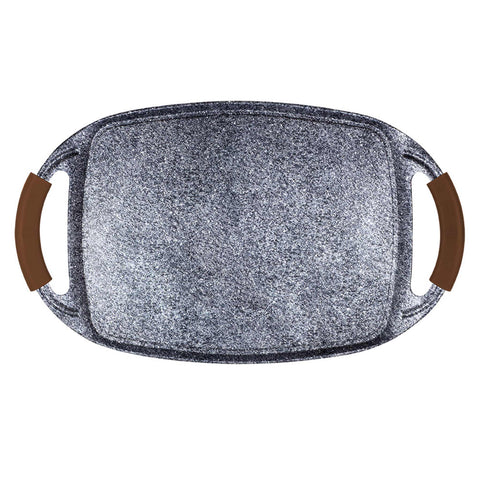 Imatge del producte de la placa de barbacoa de 47 cm. Part de la línia Forest - Original Brown. Característiques: • Material: alumini • Mida: 47*29 cm • Color: gris/marró • 2 MÀNECS DE SILICONA RESISTENTS A LA CALOR GRATUÏTS. (Vista d'estudi). Producte oficial Berlinger, impulsat per Promintra sl.