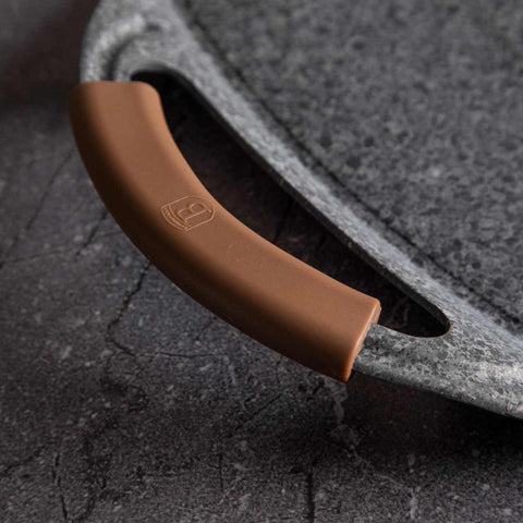 Imatge del producte de la placa de barbacoa de 47 cm. Part de la línia Forest - Original Brown. Característiques: • Material: alumini • Mida: 47*29 cm • Color: gris/marró • 2 MÀNECS DE SILICONA RESISTENTS A LA CALOR GRATUÏTS. (Vista d'estudi). Producte oficial Berlinger, impulsat per Promintra sl.
