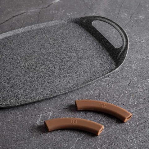 Imatge del producte de la placa de barbacoa de 47 cm. Part de la línia Forest - Original Brown. Característiques: • Material: alumini • Mida: 47*29 cm • Color: gris/marró • 2 MÀNECS DE SILICONA RESISTENTS A LA CALOR GRATUÏTS. (Vista d'estudi). Producte oficial Berlinger, impulsat per Promintra sl.