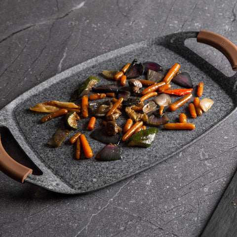 Imatge del producte de la placa de barbacoa de 47 cm. Part de la línia Forest - Original Brown. Característiques: • Material: alumini • Mida: 47*29 cm • Color: gris/marró • 2 MÀNECS DE SILICONA RESISTENTS A LA CALOR GRATUÏTS. (Vista d'estudi). Producte oficial Berlinger, impulsat per Promintra sl.