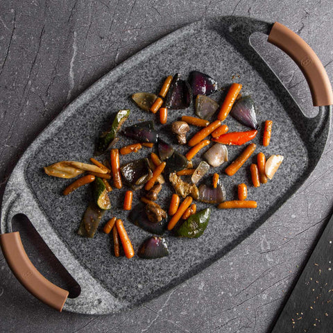 Imatge del producte de la placa de barbacoa de 47 cm. Part de la línia Forest - Original Brown. Característiques: • Material: alumini • Mida: 47*29 cm • Color: gris/marró • 2 MÀNECS DE SILICONA RESISTENTS A LA CALOR GRATUÏTS. (Vista d'estudi). Producte oficial Berlinger, impulsat per Promintra sl.