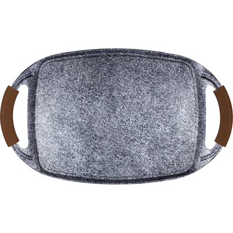 Imatge del producte de la placa de barbacoa de 47 cm. Part de la línia Forest - Original Brown. Característiques: • Material: alumini • Mida: 47*29 cm • Color: gris/marró • 2 MÀNECS DE SILICONA RESISTENTS A LA CALOR GRATUÏTS. (Vista d'estudi). Producte oficial Berlinger, impulsat per Promintra sl.