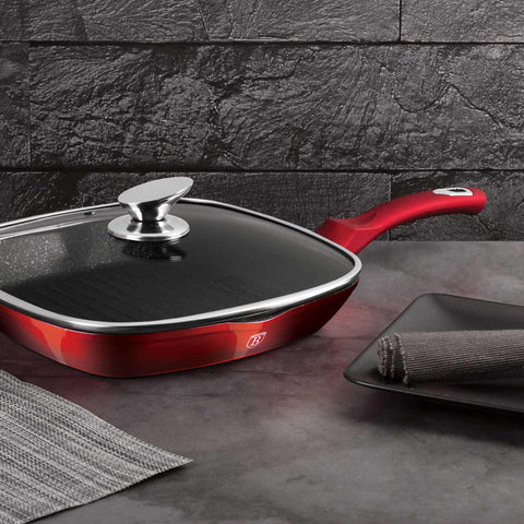 Imatge del producte de la paella amb tapa de 28 cm. Forma part de la Metallic Line Burgundy Edition. Característiques: • Material: alumini forjat • Paella amb tapa Ø28*4,1 cm 2,1L • Color: bordeus metàl·lic DISSENY REGISTRAT DE BERLINGER HAUS!. (Vista de l'estudi). Producte oficial de Berlinger, impulsat per Promintra sl.