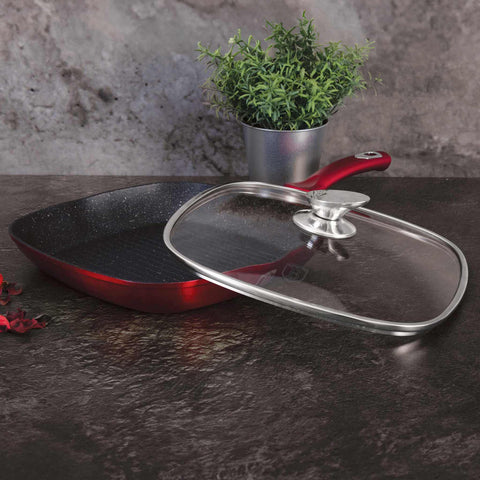 Imatge del producte de la paella amb tapa de 28 cm. Forma part de la Metallic Line Burgundy Edition. Característiques: • Material: alumini forjat • Paella amb tapa Ø28*4,1 cm 2,1L • Color: bordeus metàl·lic DISSENY REGISTRAT DE BERLINGER HAUS!. (Vista de l'estudi). Producte oficial de Berlinger, impulsat per Promintra sl.