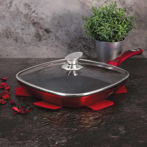 Imatge del producte de la paella amb tapa de 28 cm. Forma part de la Metallic Line Burgundy Edition. Característiques: • Material: alumini forjat • Paella amb tapa Ø28*4,1 cm 2,1L • Color: bordeus metàl·lic DISSENY REGISTRAT DE BERLINGER HAUS!. (Vista de l'estudi). Producte oficial de Berlinger, impulsat per Promintra sl.