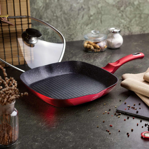 Imatge del producte de la paella amb tapa de 28 cm. Forma part de la Metallic Line Burgundy Edition. Característiques: • Material: alumini forjat • Paella amb tapa Ø28*4,1 cm 2,1L • Color: bordeus metàl·lic DISSENY REGISTRAT DE BERLINGER HAUS!. (Vista de l'estudi). Producte oficial de Berlinger, impulsat per Promintra sl.