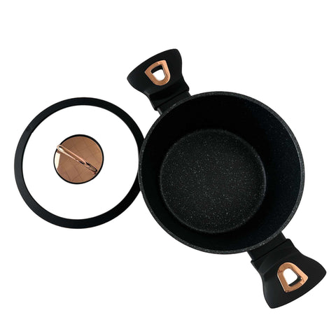 Imatge del producte de cassola amb tapa de 20 cm. Part de la col·lecció Black Rose. Característiques: • Material: alumini forjat • Cassola amb tapa Ø20*10,4 cm 2,5L • Color: negre mat-or rosa DISSENY REGISTRAT DE BERLINGER HAUS!. (Vista de l'estudi). Producte oficial de Berlinger, impulsat per Promintra sl.