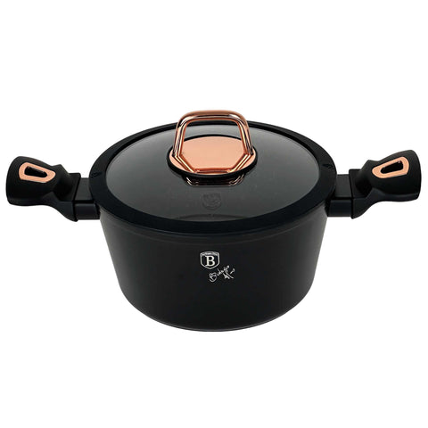 Imatge del producte de cassola amb tapa de 20 cm. Part de la col·lecció Black Rose. Característiques: • Material: alumini forjat • Cassola amb tapa Ø20*10,4 cm 2,5L • Color: negre mat-or rosa DISSENY REGISTRAT DE BERLINGER HAUS!. (Vista de l'estudi). Producte oficial de Berlinger, impulsat per Promintra sl.