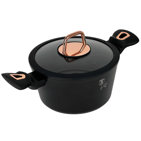Imatge del producte de cassola amb tapa de 20 cm. Part de la col·lecció Black Rose. Característiques: • Material: alumini forjat • Cassola amb tapa Ø20*10,4 cm 2,5L • Color: negre mat-or rosa DISSENY REGISTRAT DE BERLINGER HAUS!. (Vista de l'estudi). Producte oficial de Berlinger, impulsat per Promintra sl.