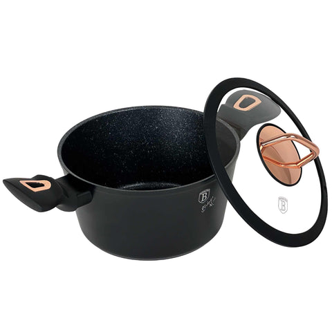 Imatge del producte de cassola amb tapa de 20 cm. Part de la col·lecció Black Rose. Característiques: • Material: alumini forjat • Cassola amb tapa Ø20*10,4 cm 2,5L • Color: negre mat-or rosa DISSENY REGISTRAT DE BERLINGER HAUS!. (Vista de l'estudi). Producte oficial de Berlinger, impulsat per Promintra sl.
