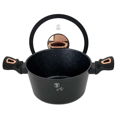 Imatge del producte de cassola amb tapa de 20 cm. Part de la col·lecció Black Rose. Característiques: • Material: alumini forjat • Cassola amb tapa Ø20*10,4 cm 2,5L • Color: negre mat-or rosa DISSENY REGISTRAT DE BERLINGER HAUS!. (Vista de l'estudi). Producte oficial de Berlinger, impulsat per Promintra sl.