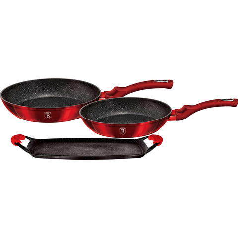Product image of Frypan/ grill plate set 3+2pcs. Part of the Metallic Line Burgundy Edition . Features: • Material: forged aluminum • Include: • Frypan Ø22*4,5 cm 1,3L • Frypan Ø26*4,8 cm 2,0L • Grill plate Ø36*23 cm + 2 pcs silicone handle • Color: m.... (Studio view). Official Berlinger Haus product, boosted by Promintra sl.