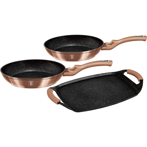 Product image of Frypan/ grill plate set 3+2pcs. Part of the Metallic Line Rose Gold Edition . Features: • Material: forged aluminum • Include: • Frypan Ø22*4,5 cm 1,3L • Frypan Ø26*4,8 cm 2,1L • Grill plate 36*23 cm + 2 pcs silicone handle • Color: me.... (Studio view). Official Berlinger Haus product, boosted by Promintra sl.