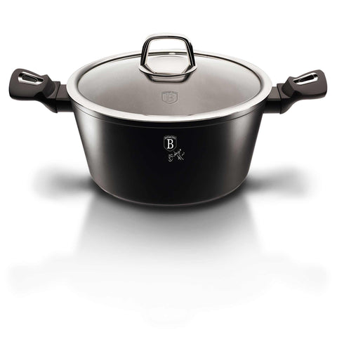 Imagem do produto: Caçarola com tampa de 24 cm. Parte da Coleção Preto Prata. Características: • Material: alumínio forjado • Panela com tampa Ø24*11,8 cm 4,1 L • Cor: preto fosco com detalhes em prata. DESIGN REGISTRADO POR BERLINGER HAUS! (Vista do estúdio). Produto oficial Berlinger Haus, com o apoio da Promintra sl.