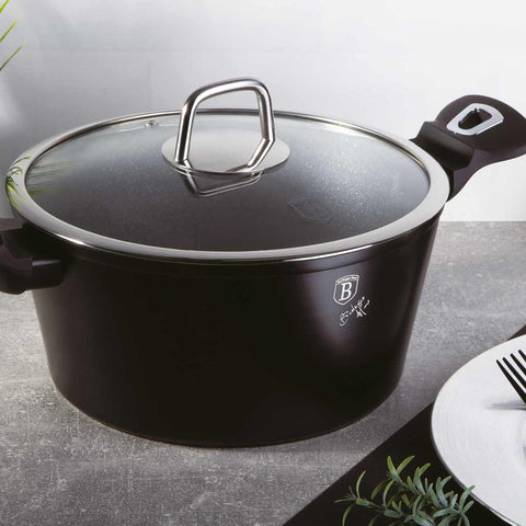 Imagem do produto: Caçarola com tampa de 24 cm. Parte da Coleção Preto Prata. Características: • Material: alumínio forjado • Panela com tampa Ø24*11,8 cm 4,1 L • Cor: preto fosco com detalhes em prata. DESIGN REGISTRADO POR BERLINGER HAUS! (Vista do estúdio). Produto oficial Berlinger Haus, com o apoio da Promintra sl.