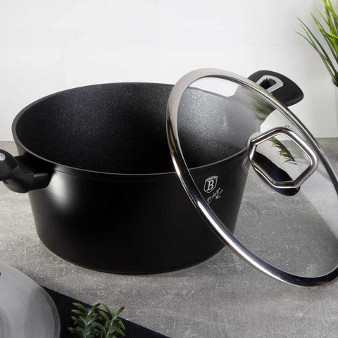 Imagem do produto: Caçarola com tampa de 24 cm. Parte da Coleção Preto Prata. Características: • Material: alumínio forjado • Panela com tampa Ø24*11,8 cm 4,1 L • Cor: preto fosco com detalhes em prata. DESIGN REGISTRADO POR BERLINGER HAUS! (Vista do estúdio). Produto oficial Berlinger Haus, com o apoio da Promintra sl.