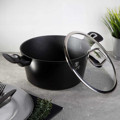 Imagem do produto: Caçarola com tampa de 24 cm. Parte da Coleção Preto Prata. Características: • Material: alumínio forjado • Panela com tampa Ø24*11,8 cm 4,1 L • Cor: preto fosco com detalhes em prata. DESIGN REGISTRADO POR BERLINGER HAUS! (Vista do estúdio). Produto oficial Berlinger Haus, com o apoio da Promintra sl.