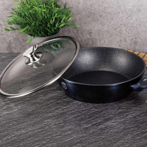 Imatge del producte de l'olla baixa amb tapa de 28 cm. Forma part de la Metallic Line Aquamarine Edition. Característiques: • Material: alumini forjat amb recobriment de marbre • Tapa de l'olla baixa Ø28*7,5 cm 3,8 L • Color: aiguamarina metàl·lic DISSENY REGISTRAT DE BERLINGER .... (Vista de l'estudi). Producte oficial de Berlinger, impulsat per Promintra sl.