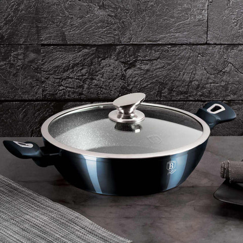 Imatge del producte de l'olla baixa amb tapa de 28 cm. Forma part de la Metallic Line Aquamarine Edition. Característiques: • Material: alumini forjat amb recobriment de marbre • Tapa de l'olla baixa Ø28*7,5 cm 3,8 L • Color: aiguamarina metàl·lic DISSENY REGISTRAT DE BERLINGER .... (Vista de l'estudi). Producte oficial de Berlinger, impulsat per Promintra sl.