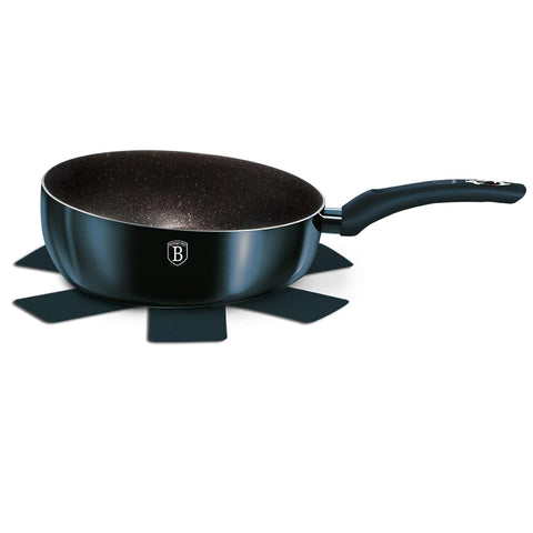 Imatge del producte de la paella Flip de 26 cm. Forma part de la Metallic Line Aquamarine Edition. Característiques: • Material: alumini estampat • Paella Flip Ø26 cm 2,8L • Color: aiguamarina metàl·lic DISSENY REGISTRAT DE BERLINGER HAUS!. (Vista de l'estudi). Producte oficial de Berlinger, impulsat per Promintra sl.
