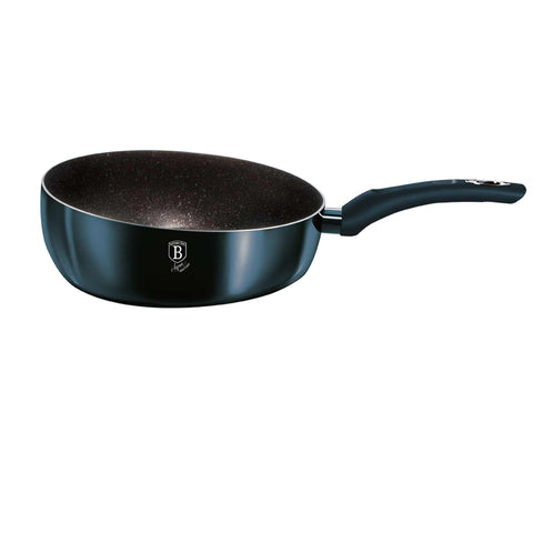 Imatge del producte de la paella Flip de 26 cm. Forma part de la Metallic Line Aquamarine Edition. Característiques: • Material: alumini estampat • Paella Flip Ø26 cm 2,8L • Color: aiguamarina metàl·lic DISSENY REGISTRAT DE BERLINGER HAUS!. (Vista de l'estudi). Producte oficial de Berlinger, impulsat per Promintra sl.