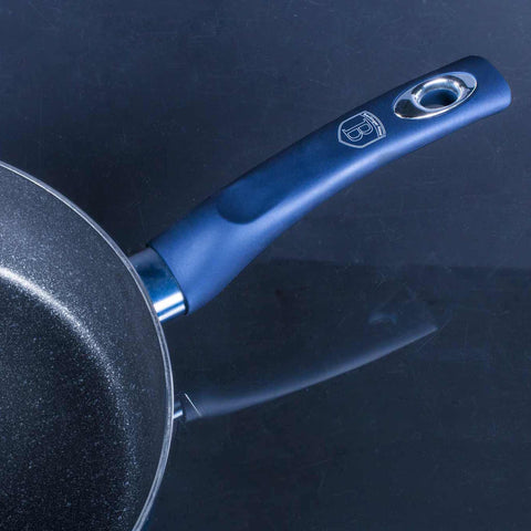 Imatge del producte de la paella Flip de 26 cm. Forma part de la Metallic Line Aquamarine Edition. Característiques: • Material: alumini estampat • Paella Flip Ø26 cm 2,8L • Color: aiguamarina metàl·lic DISSENY REGISTRAT DE BERLINGER HAUS!. (Vista de l'estudi). Producte oficial de Berlinger, impulsat per Promintra sl.