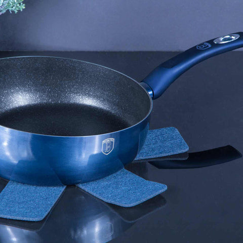 Imatge del producte de la paella Flip de 26 cm. Forma part de la Metallic Line Aquamarine Edition. Característiques: • Material: alumini estampat • Paella Flip Ø26 cm 2,8L • Color: aiguamarina metàl·lic DISSENY REGISTRAT DE BERLINGER HAUS!. (Vista de l'estudi). Producte oficial de Berlinger, impulsat per Promintra sl.