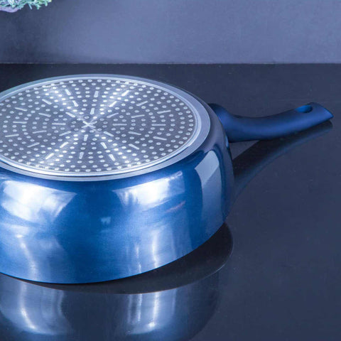 Imatge del producte de la paella Flip de 26 cm. Forma part de la Metallic Line Aquamarine Edition. Característiques: • Material: alumini estampat • Paella Flip Ø26 cm 2,8L • Color: aiguamarina metàl·lic DISSENY REGISTRAT DE BERLINGER HAUS!. (Vista de l'estudi). Producte oficial de Berlinger, impulsat per Promintra sl.