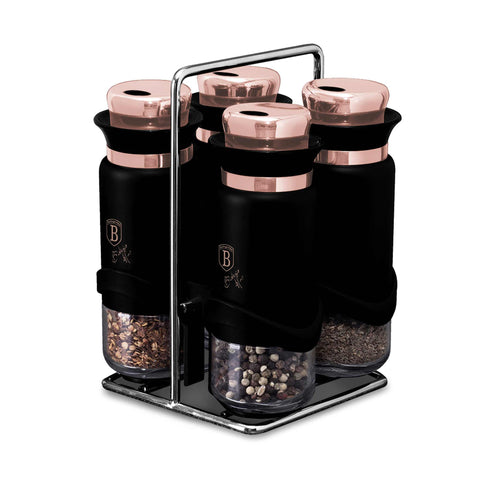 Imagem do produto: conjunto de 5 peças para temperos. Parte da Coleção Rosa Negra. Características: • Material: aço inoxidável + vidro + plástico com suporte de arame cromado brilhante • Inclui: • 4 saleiros/pimenteiros • 1 suporte • Cor: preto e ouro rosa. (Imagem ilustrativa). Produto oficial Berlinger Haus, com o apoio da Promintra sl.