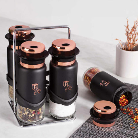 Imatge del producte d'un prestatge per a espècies de 5 peces. Part de la col·lecció Black Rose. Característiques: • Material: acer inoxidable + vidre + plàstic amb prestatge de filferro cromat brillant • Inclou: • 4 especiadors • 1 prestatge • Color: negre-or rosa. (Vista conceptual). Producte oficial de Berlinger, impulsat per Promintra sl.